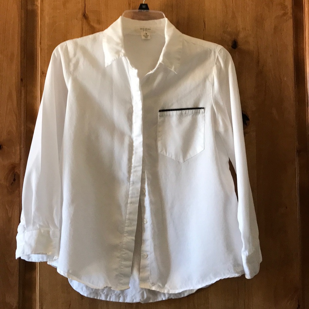 White Wonan’s blouse